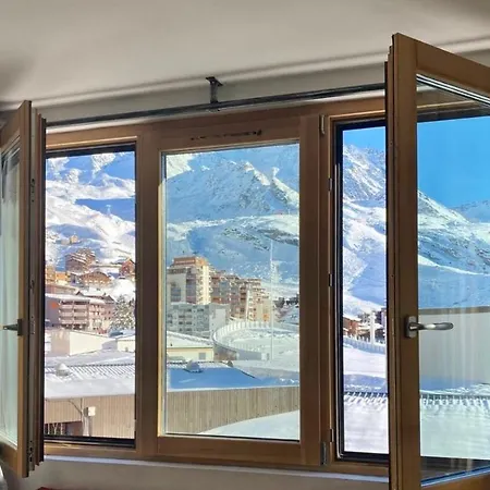 Le V - 2 Bedrooms Flat In The Middle Of Apartment *